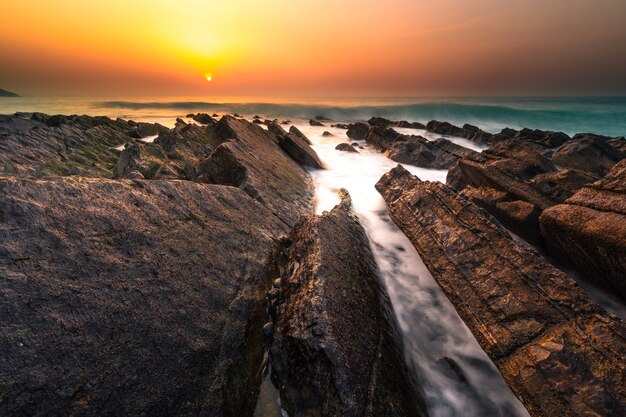 Pôr do sol na praia de Bidart próximo a Biarritz, País Basco.