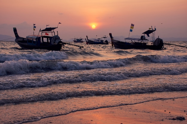 Foto pôr do sol na praia de khlong muang, krabi, tailândia