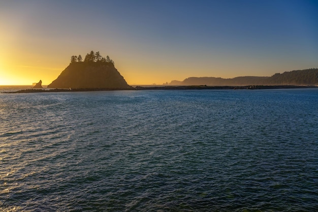 Foto pôr-do-sol na praia de la push, na área do parque nacional olímpico do estado de washington