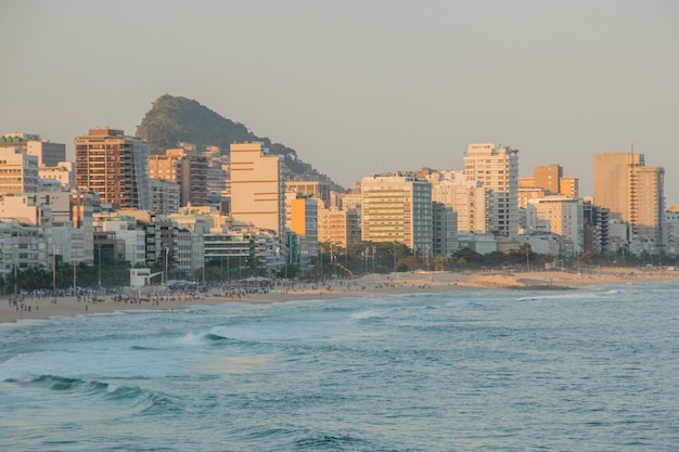 Foto pôr do sol na praia de leblon no rio de janeiro, brasil.