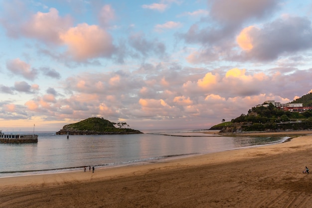 Foto pôr do sol na praia de lekeitio, país basco