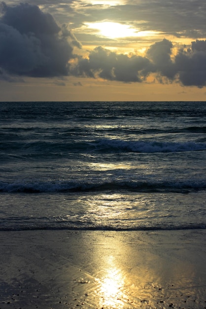 Pôr-do-sol na praia de Patong, em Phuket