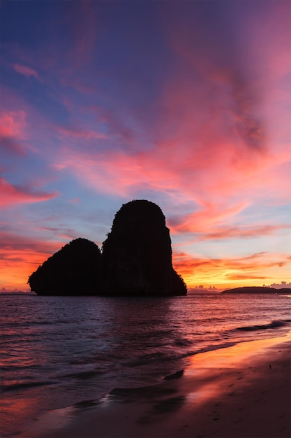 Pôr do sol na praia de Pranang, província de Railay Krabi, Tailândia