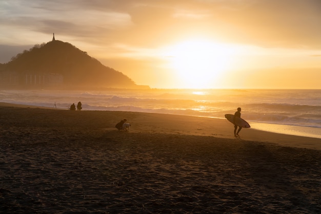 Pôr do sol na praia de san sebastian