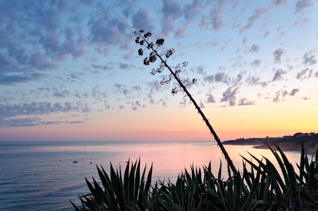 Pôr do sol na praia de Santa Eulália em Albufeira, região do Algarve, Portugal.