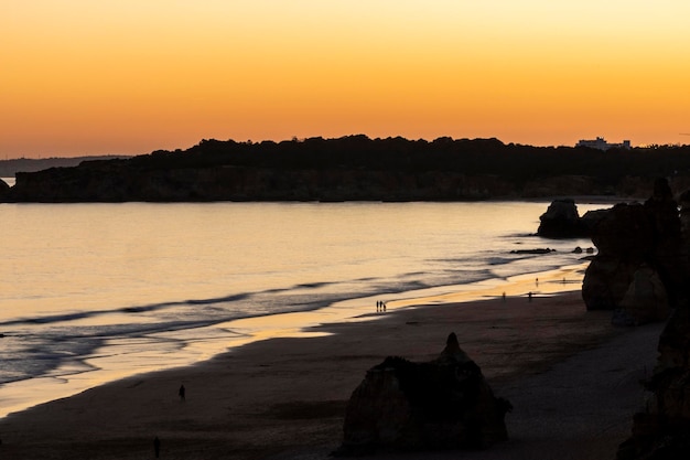 Pôr do sol na praia de três castelos na cidade de Portimão