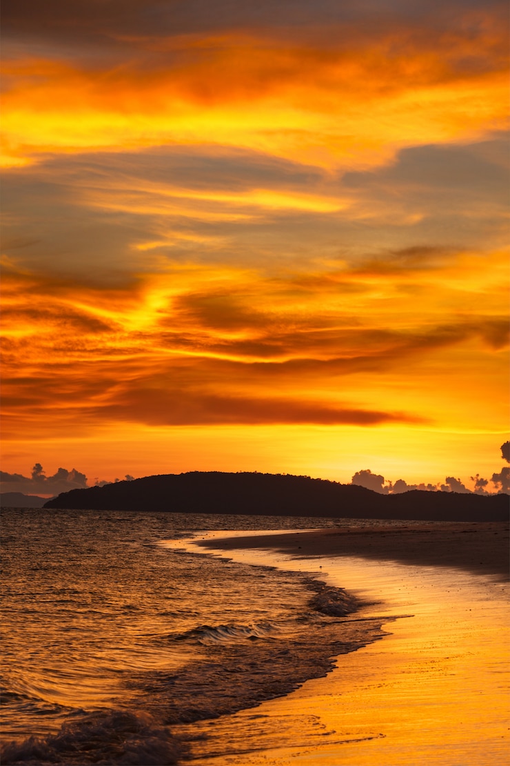Pôr do sol na praia de Tropcal