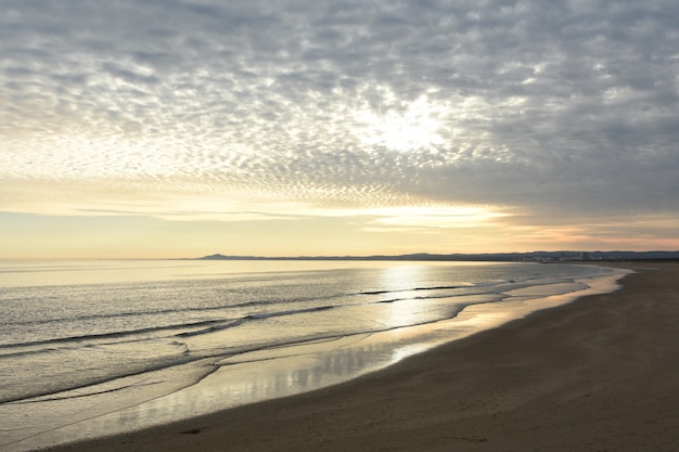 Pôr do sol na praia de Vila Real de Santo Antônio, Algarve, Portugal