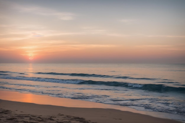 Foto pôr do sol na praia e ondas do mar