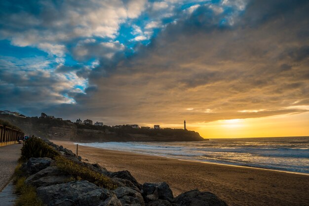 Pôr do sol na praia plage de la petite cambre damour em biarritz