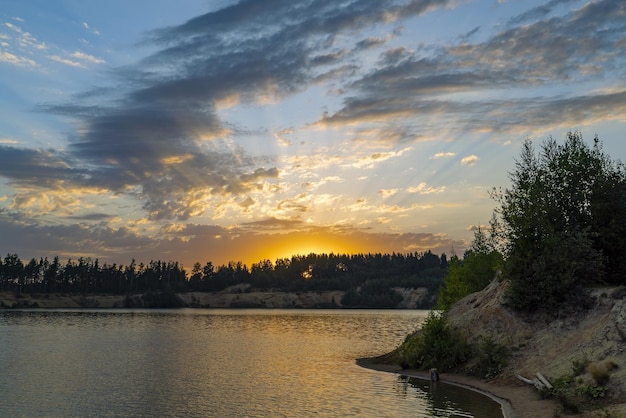 Pôr do sol na região do lago Vsevolozhsk Leningrado