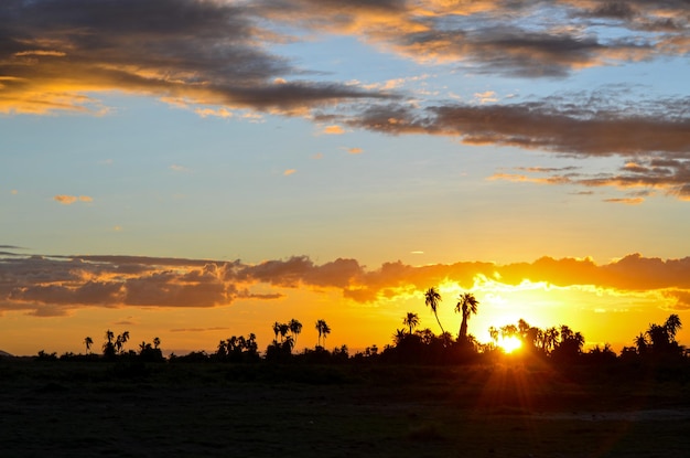 Pôr do sol na savana Amboseli Kenya África