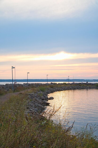 Pôr do sol na Suécia no porto do lago Vaettern Landscape filmado na Escandinávia