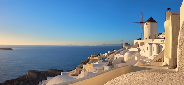 Pôr do sol na vila de oia, na ilha de santorini, grécia