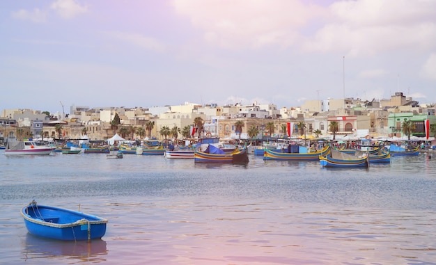 Por do sol na vila dos pescadores Marsaxlokk em Malta.