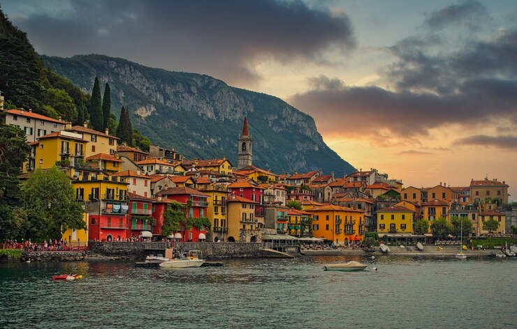 Pôr do sol na vila Varenna no lago Como na Itália