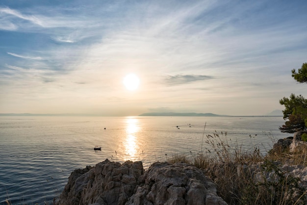 Pôr do sol na vista do mar Adriático da costa rochosa.