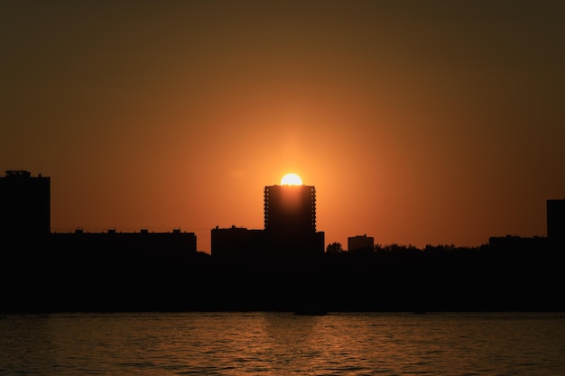 Pôr do sol nas casas da cidade A silhueta negra da cidade Panorama citylandscape