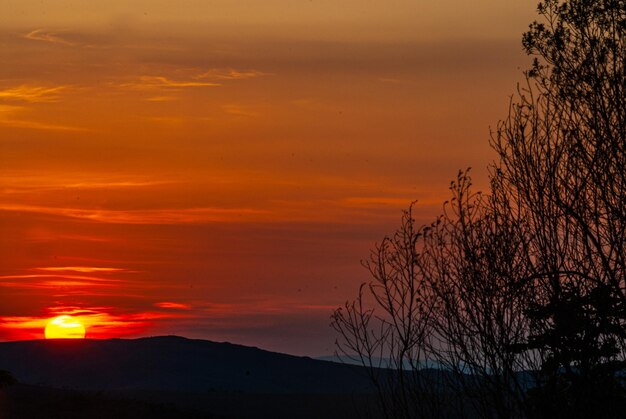 Foto pôr-do-sol nas cidades montanhosas de minas gerais, brasil