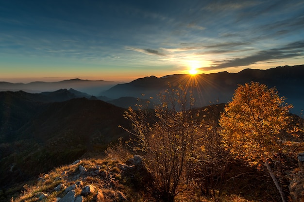 Pôr do sol nas montanhas com cores de outono