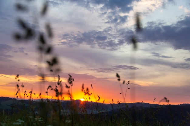 Pôr do sol nas montanhas dos Cárpatos.