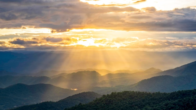 Foto pôr do sol nas montanhas