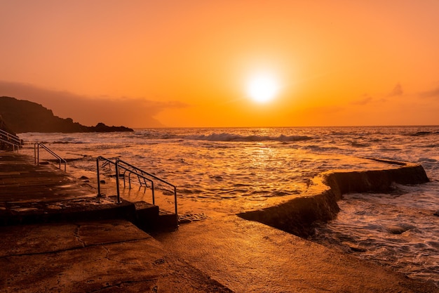 Pôr do sol nas piscinas naturais de La Maceta em El Hierro Ilhas Canárias