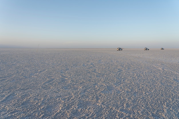 Pôr do sol nas planícies de sal do Lago Asale na Depressão Danakil na Etiópia, África