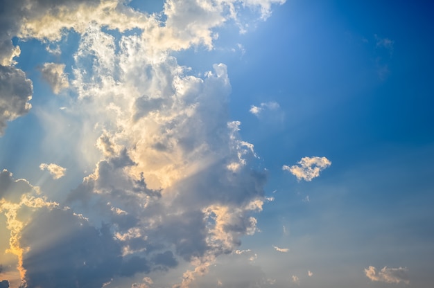 Pôr do sol / nascer do sol com nuvens, raios de luz