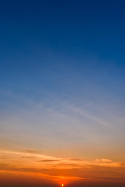 Pôr do sol no céu azul