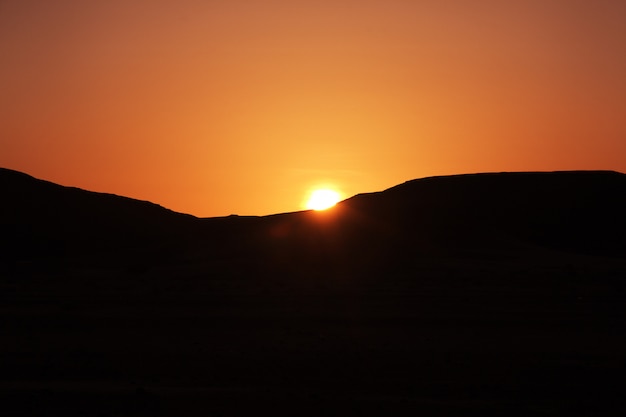 Pôr do sol no deserto do Saara na África