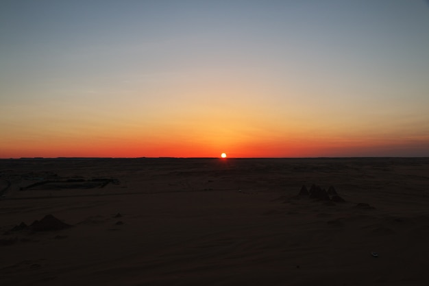 Pôr do sol no deserto do Saara no Sudão