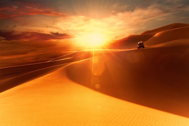 Foto pôr-do-sol no deserto e um buggy dunas de ica peru