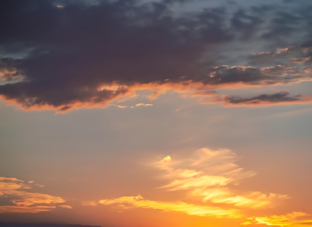 Pôr do sol no espaço da cópia do céu da colina fundo desfocado