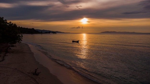 Pôr do sol no final da praia de Aceh