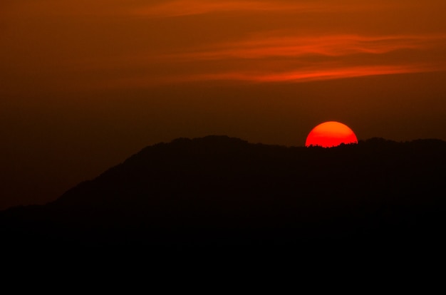 Pôr do sol no fundo da montanha