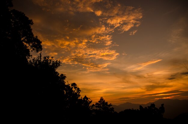 Pôr do sol no fundo da montanha