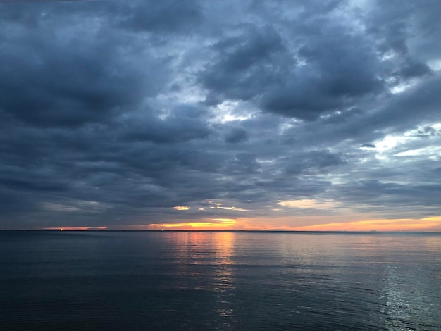 Pôr do sol no fundo da vista do céu da praia