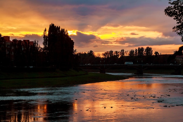 Pôr do sol no fundo do pôr do sol da margem do rio Rio Uzgorod Ucrânia