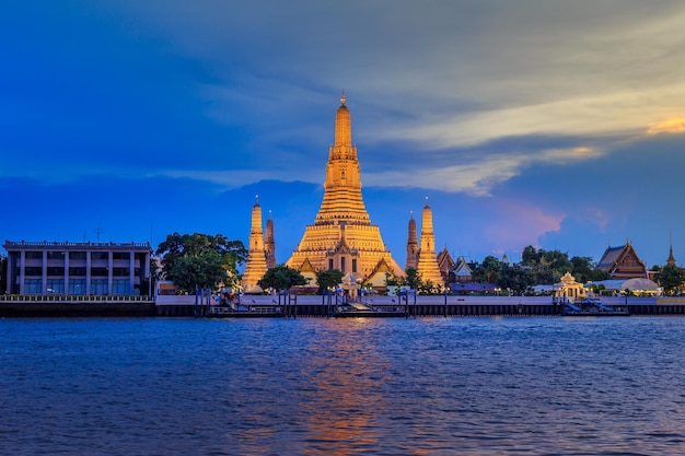 Pôr do sol no horizonte da cidade no templo Wat Arun e no rio Chao Phraya em Bangkok, Tailândia