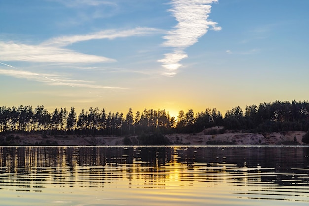 Foto pôr do sol no horizonte e na região de leningrado vsevolozhsk da pedreira de água