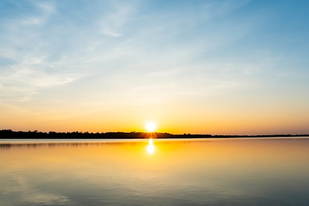 Pôr do sol no lago, belo pôr do sol sobre o fundo da paisagem do mar