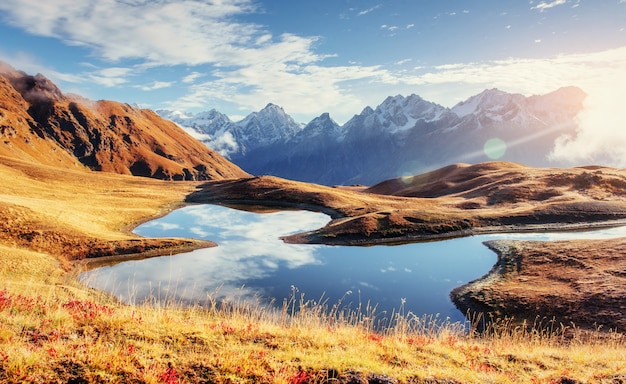 Pôr do sol no lago de montanha Koruldi. Upper Svaneti, Georgia, Europa