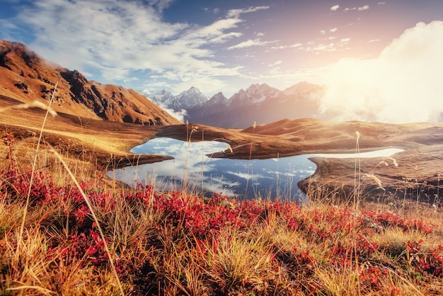 Pôr do sol no lago de montanha Koruldi. Upper Svaneti, Georgia, Europa