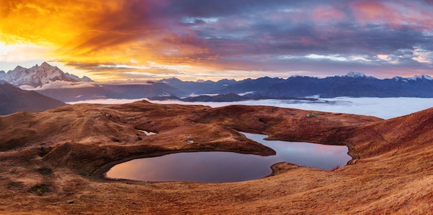 Pôr do sol no lago de montanha Koruldi. Upper Svaneti, Geórgia, Europa.