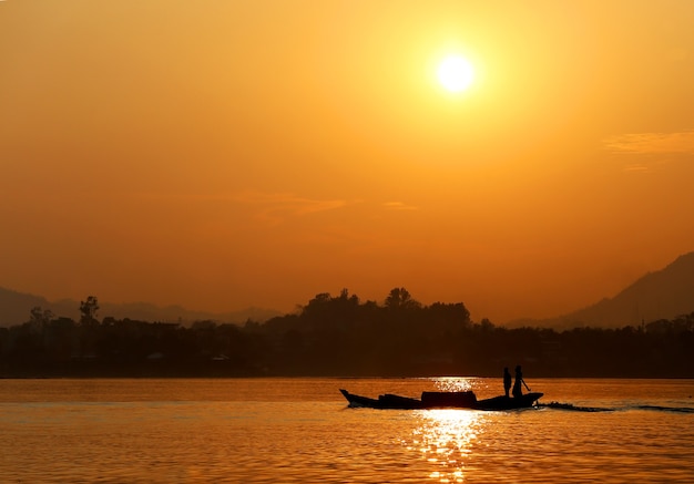 Pôr do sol no lago Kaptai de Bangladesh