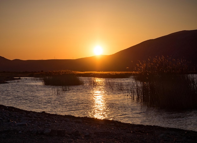 Pôr do sol no lago na Grécia