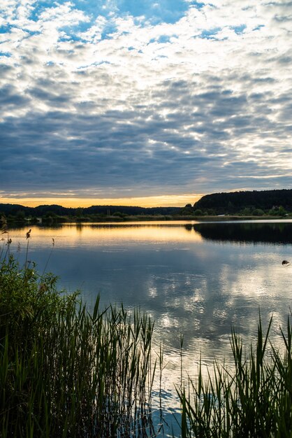 Pôr do sol no lago para recreação e pesca