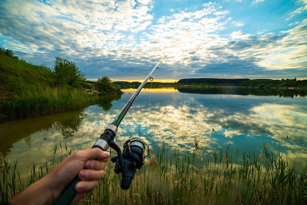 Pôr do sol no lago para recreação e pesca