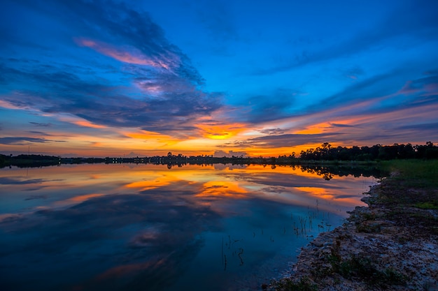 pôr do sol no lago